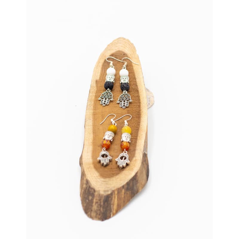 SPE0082 - Pendientes Artesanales Indios de Latón Plateado - Joyería Étnica Exclusiva con Piedras Únicas y Sanscrito